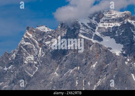 Zugspitze links und Wettersteingebirge vom Rastplatz Zugspitzblick am Fernpaß in Österreich gesehen. DAS Wettersteingebirge, kurz auch Wetterstein genannt, ist eine Gebirgsgruppe der Nördlichen Kalkalpen im südlichen Deutschland und westlichen Österreich. Anteil haben der Freistaat Bayern und das Land Tirol. DAS Gebirge erreicht seinen höchsten Punkt in der Zugspitze, mit einer Höhe von 2962 m der Höchste Berg Deutschlands. *** Zugspitze gauche et Wetterstein vues depuis la zone de repos Zugspitzblick sur la Fernpaß en Autriche. Les montagnes de Wetterstein, également connues sous le nom de Wetterstein f Banque D'Images