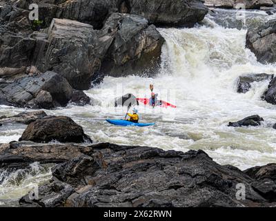 Kayakistes tirant sur le Potomac River Great Falls Rapids Banque D'Images