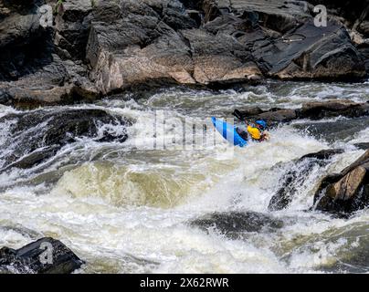 Kayakistes tirant sur le Potomac River Great Falls Rapids Banque D'Images