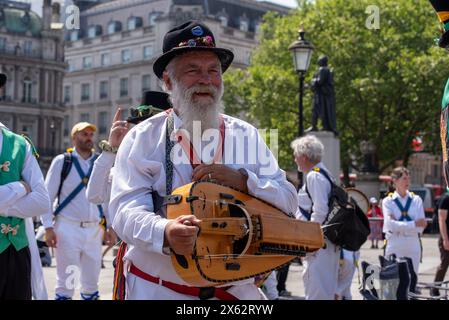 Londres, Royaume-Uni. 11 mai 2024. Un danseur Morris avec son instrument au Trafalgar Square. Westminster Morris Dancers Day of Dance est un événement annuel. Des spectacles ont eu lieu dans divers endroits comme l'abbaye de Westminster, Victoria Tower Gardens, mais le principal était au Trafalgar Square. (Crédit image : © Krisztian Elek/SOPA images via ZUMA Press Wire) USAGE ÉDITORIAL SEULEMENT! Non destiné à UN USAGE commercial ! Banque D'Images