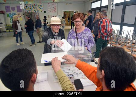 Vendrell, Espagne. 12 mai 2024. Une femme de 97 ans vote lors des élections régionales catalanes de 2024. Plus de 5,7 millions de Catalans peuvent voter dans les bureaux de vote pour élire leurs représentants au Président de la Catalogne et leurs représentants au Parlement de Catalogne pour les quatre prochaines années. (Photo Ramon Costa/SOPA images/SIPA USA) crédit : SIPA USA/Alamy Live News Banque D'Images