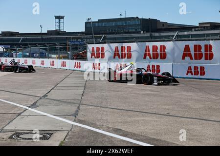 Allemagne, Berlin, 12 mai 2024. Voitures de course sur la piste de course de la 10e manche du Championnat ABB FIA Formula E 2023/24. Le Berlin E-Prix 2024 sera à Berlin les 11 et 12 mai 2024 avec une double course pour la dixième fois. La série de courses électriques 2023/2024 aura lieu à l'ancien aéroport de Tempelhof. Crédit : Sven Struck/Alamy Live News Banque D'Images