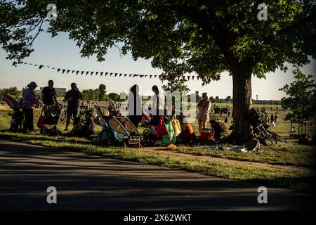 Menschen geniessen den sonnigen Frühlingstag am Tempelhofer Feld in Berlin AM 12. Mai 2024. Frühling à Berlin *** les gens profitent de la journée ensoleillée de printemps à Tempelhofer Feld à Berlin le 12 mai 2024 printemps à Berlin Banque D'Images