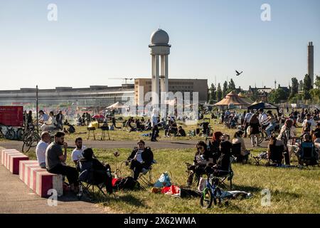 Menschen geniessen den sonnigen Frühlingstag am Tempelhofer Feld in Berlin AM 12. Mai 2024. Frühling à Berlin *** les gens profitent de la journée ensoleillée de printemps à Tempelhofer Feld à Berlin le 12 mai 2024 printemps à Berlin Banque D'Images