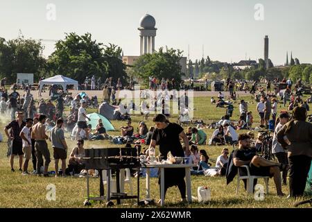 Menschen geniessen den sonnigen Frühlingstag am Tempelhofer Feld in Berlin AM 12. Mai 2024. Frühling à Berlin *** les gens profitent de la journée ensoleillée de printemps à Tempelhofer Feld à Berlin le 12 mai 2024 printemps à Berlin Banque D'Images