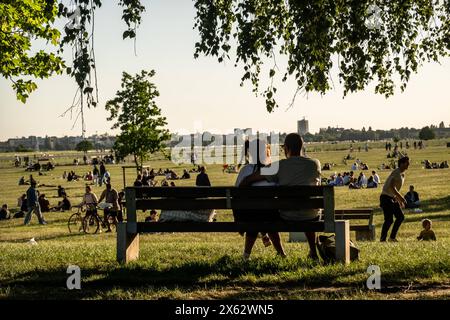 Menschen geniessen den sonnigen Frühlingstag am Tempelhofer Feld in Berlin AM 12. Mai 2024. Frühling à Berlin *** les gens profitent de la journée ensoleillée de printemps à Tempelhofer Feld à Berlin le 12 mai 2024 printemps à Berlin Banque D'Images