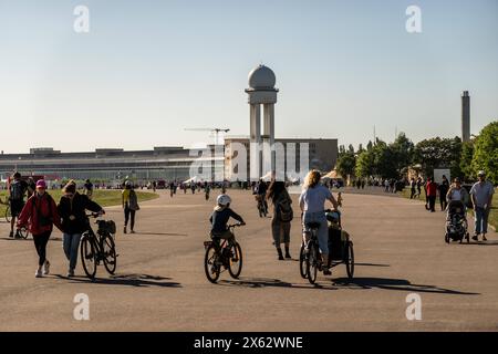 Menschen geniessen den sonnigen Frühlingstag am Tempelhofer Feld in Berlin AM 12. Mai 2024. Frühling à Berlin *** les gens profitent de la journée ensoleillée de printemps à Tempelhofer Feld à Berlin le 12 mai 2024 printemps à Berlin Banque D'Images