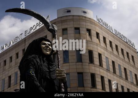 Varsovie, province de Mazovie, Pologne. 10 mai 2024. Un personnage représentant la mort est vu devant le Parlement européen à Varsovie, lors d'une manifestation contre le Green Deal de l'Union européenne à l'approche des élections législatives de l'UE, à Varsovie. La manifestation a été organisée par le syndicat autonome indépendant ''solidarité'', des agriculteurs, des mouvements de droite et anti-UE avec la participation de politiciens du droit et de la Justice et de la Confédération. (Crédit image : © Maciek Jazwiecki/ZUMA Press Wire) USAGE ÉDITORIAL SEULEMENT! Non destiné à UN USAGE commercial ! Banque D'Images