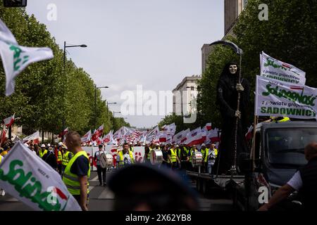 Varsovie, province de Mazovie, Pologne. 10 mai 2024. Un personnage représentant la mort est vu lors d'une manifestation contre le Green Deal de l'Union européenne à l'approche des élections législatives de l'UE, à Varsovie. La manifestation a été organisée par le syndicat autonome indépendant ''solidarité'', des agriculteurs, des mouvements de droite et anti-UE avec la participation de politiciens du droit et de la Justice et de la Confédération. (Crédit image : © Maciek Jazwiecki/ZUMA Press Wire) USAGE ÉDITORIAL SEULEMENT! Non destiné à UN USAGE commercial ! Banque D'Images