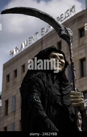 Varsovie, province de Mazovie, Pologne. 10 mai 2024. Un personnage représentant la mort est vu devant le Parlement européen à Varsovie, lors d'une manifestation contre le Green Deal de l'Union européenne à l'approche des élections législatives de l'UE, à Varsovie. La manifestation a été organisée par le syndicat autonome indépendant ''solidarité'', des agriculteurs, des mouvements de droite et anti-UE avec la participation de politiciens du droit et de la Justice et de la Confédération. (Crédit image : © Maciek Jazwiecki/ZUMA Press Wire) USAGE ÉDITORIAL SEULEMENT! Non destiné à UN USAGE commercial ! Banque D'Images