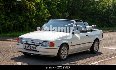 Stoke Goldington, Royaume-Uni - 12 mai 2024 : 1987 Ford Escort XR3i voiture classique conduisant sur une route britannique Banque D'Images