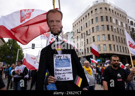 10 mai 2024, Varsovie, province de Mazovie, Pologne : une effigie sur une potence représentant l'image du premier ministre de Pologne, Donald Tusk, avec le drapeau de l'Union européenne et le drapeau allemand attachés, ainsi qu'une épithète insultant Donald Tusk et le slongan ''gouverneur allemand en Pologne'' est vu lors d'une manifestation contre le Green Deal de l'Union européenne à l'approche des élections législatives de l'UE, à Varsovie. La manifestation a été organisée par le syndicat autonome indépendant ''solidarité'', des agriculteurs, des mouvements de droite et anti-UE avec la participation de droit et Justice et de la Confédération politique Banque D'Images