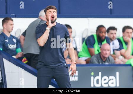 West Bromwich, Royaume-Uni. 12 mai 2024. Russell Martin, manager de Southampton, donne des instructions lors de la demi-finale du championnat EFL Sky Bet entre West Bromwich Albion et Southampton aux Hawthorns, West Bromwich, Angleterre le 12 mai 2024. Photo de Stuart Leggett. Utilisation éditoriale uniquement, licence requise pour une utilisation commerciale. Aucune utilisation dans les Paris, les jeux ou les publications d'un club/ligue/joueur. Crédit : UK Sports pics Ltd/Alamy Live News Banque D'Images