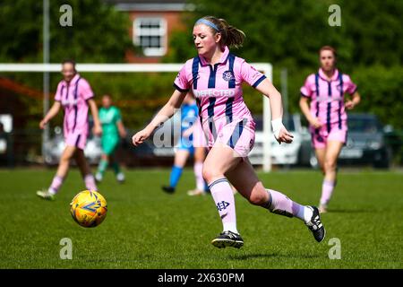 Crawley, Royaume-Uni. 12 mai 2024. Erin Corrigan (12 Dulwich Hamlet) en action lors du match de premier League Womens Regional de Londres et du Sud-est entre l'AFC Crawley et Dulwich Hamlet au Three Bridges FC. Crédit : Liam Asman/Alamy Live News Banque D'Images