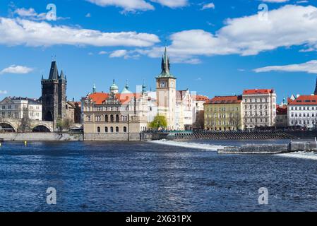 Vue sur la rivière Vltava, la tour du pont de la vieille ville, et la vieille ville Waterworks et le château d'eau de Kampa, Prague Banque D'Images