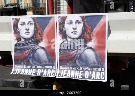 Les royalistes se retrouvent pour un défilé de commémoration à Jeanne d'Arc. Henri bec propose une gerbe au pied de la statue de Jeanne la pucelle Banque D'Images