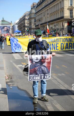 Les royalistes se retrouvent pour un défilé de commémoration à Jeanne d'Arc. Henri bec propose une gerbe au pied de la statue de Jeanne la pucelle Banque D'Images