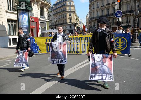 Les royalistes se retrouvent pour un défilé de commémoration à Jeanne d'Arc. Henri bec propose une gerbe au pied de la statue de Jeanne la pucelle Banque D'Images