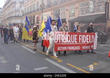 Les royalistes se retrouvent pour un défilé de commémoration à Jeanne d'Arc. Henri bec propose une gerbe au pied de la statue de Jeanne la pucelle Banque D'Images