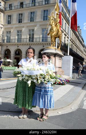 Les royalistes se retrouvent pour un défilé de commémoration à Jeanne d'Arc. Henri bec propose une gerbe au pied de la statue de Jeanne la pucelle Banque D'Images