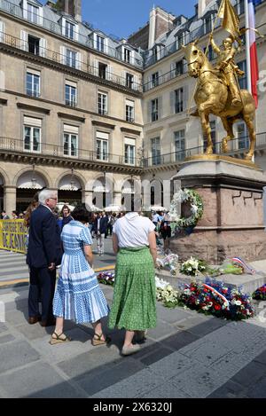 Les royalistes se retrouvent pour un défilé de commémoration à Jeanne d'Arc. Henri bec propose une gerbe au pied de la statue de Jeanne la pucelle Banque D'Images