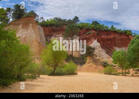 falaise blanche et rouge en ocre ancienne carrière dans le colorado de provence dans le luberon en france Banque D'Images