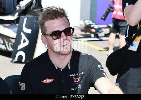 Allemagne, Berlin, le 12 mai 2024.Nick Cassidy au Pit Lane avant la course de la 10e manche du Championnat ABB FIA de formule E 2023/24. Le Berlin E-Prix 2024 sera à Berlin les 11 et 12 mai 2024 avec une double course pour la dixième fois. La série de courses électriques 2023/2024 aura lieu à l'ancien aéroport de Tempelhof. Crédit : Sven Struck/Alamy Live News Banque D'Images