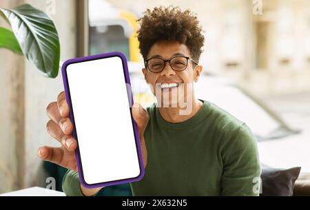 Homme brésilien tenant smartphone avec écran blanc Banque D'Images