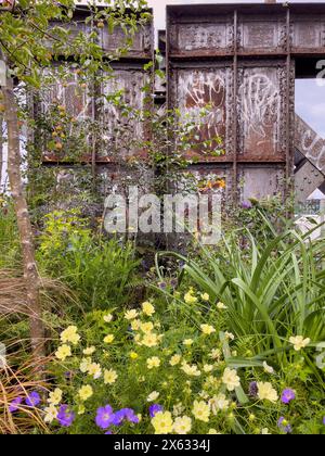 Parterre de fleurs au premier plan avec le jardin du ciel du viaduc de Castlefield comme toile de fond. Manchester. ROYAUME-UNI Banque D'Images