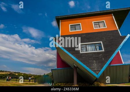 Une maison colorée à l'envers dans le barrage Hartbeespoort sud de l'afrique Banque D'Images