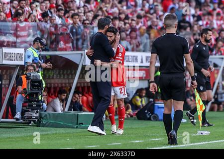 Lisbonne, Portugal . 12 mai 2024. Estoril, Portugal, 12 mai 2024 : Rafa Silva (27 SL Benfica) en action avec Roger Schmidt SL Benfica Coach lors du match Betclic Liga Portugal entre SL Benfica contre FC Arouca à l'Estadio da Luz, Lisbonne, Portugal (João Bravo /SPP) crédit : SPP Sport Press photo. /Alamy Live News Banque D'Images