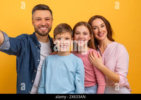 Homme prenant un Selfie avec sa famille Banque D'Images