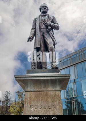 Statue en bronze de Richard Cobden située sur la place Saint-Pierre à Stockport. ROYAUME-UNI Banque D'Images