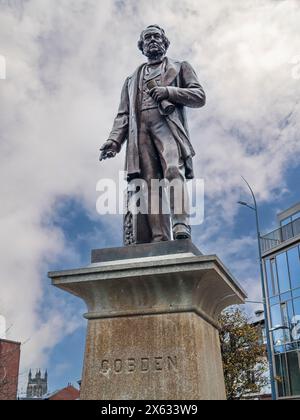 Statue en bronze de Richard Cobden située sur la place Saint-Pierre à Stockport. ROYAUME-UNI Banque D'Images