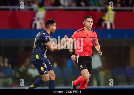 Cesar Benitez se disputent avec l'arbitre Cristian Garay - Sportivo Trinidense (1) v Club Atletico Boca Juniors (2) match Banque D'Images