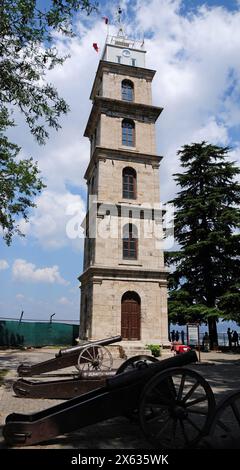 Située à Bursa, en Turquie, la tour de l'horloge de Tophane a été construite en 1905. Banque D'Images