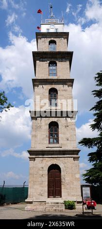 Située à Bursa, en Turquie, la tour de l'horloge de Tophane a été construite en 1905. Banque D'Images