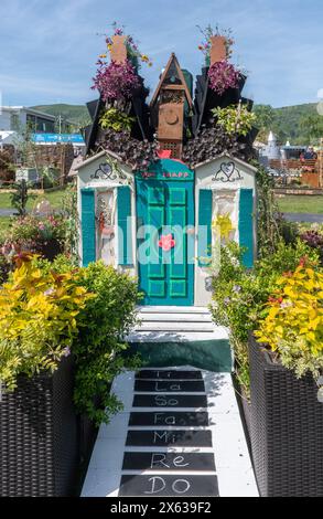 9 mai 2024. RHS Malvern Spring Festival a ouvert aujourd'hui par une chaude journée ensoleillée. Un des jardins d'exposition de l'école Banque D'Images