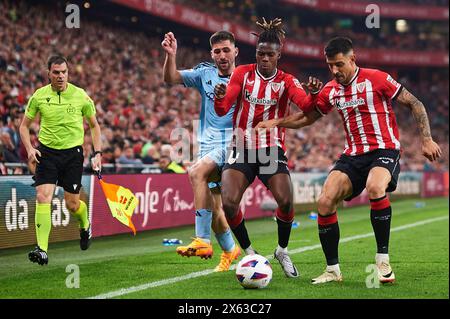 Nico Williams et Yuri Berchiche de l'Athletic Club concourent pour le ballon avec Jesus Areso de CA Osasuna lors du match LaLiga EA Sports entre Athlet Banque D'Images