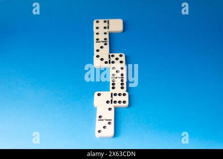 Dominos connectés sur un fond bleu. concept de jeux de société Banque D'Images