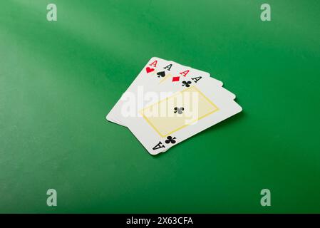 Carte à jouer pour le poker et le jeu, quatre as. Isolé sur fond vert. Banque D'Images