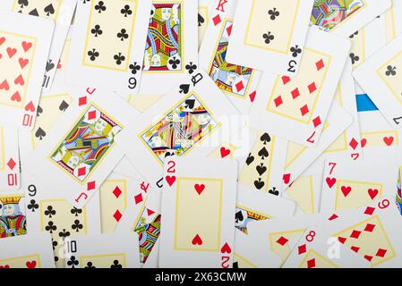 Cartes à jouer pour le poker et le jeu, isolé sur fond bleu. Banque D'Images