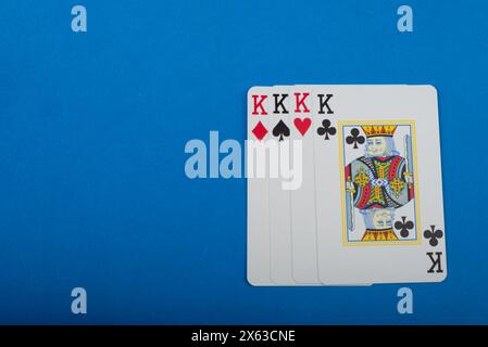 Carte à jouer pour le poker et le jeu, quatre rois. Isolé sur fond bleu. Banque D'Images