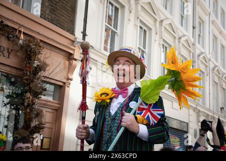 Londres, Royaume-Uni. 12 mai 2024.le professeur Crump aka Paul Goddard dirige la parade annuelle des marionnettes à Covent Garden où marionnettes, marionnettistes et spectateurs se sont réunis pour le Festival annuel des marionnettes en l'honneur du 362e anniversaire de Mr Punch. Crédit : Kiki Streitberger/Alamy Live News Banque D'Images