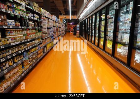 À l'intérieur de l'épicerie du supermarché Loblaws comportant une passerelle orange qui fait partie du scheeme de couleur corporatif, à Toronto, au Canada Banque D'Images