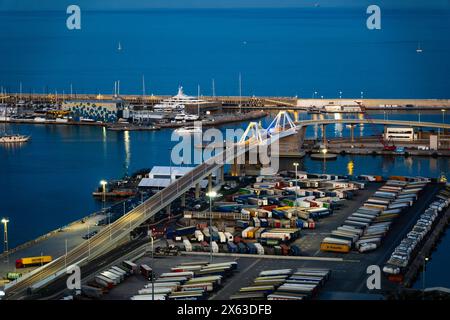 Blick auf ein terminal im alten Hafen und die Stadt Barcelona im Abendlicht, Spanien Barcelona Katalonien Spanien *** vue d'un terminal dans le vieux ha Banque D'Images