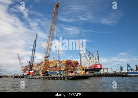 Dundalk (États-Unis d'Amérique). 11 mai 2024. Dundalk (États-Unis d'Amérique). 11 mai 2024. Des barges grues de transport lourd enlèvent des piles de fermes d'acier et des débris de la proue du cargo M/V Dali, les restes du pont Francis Scott Key, effondré, le 11 mai 2024, près de Dundalk, Maryland. Le pont a été heurté par le porte-conteneurs de 984 pieds MV Dali le 26 mars et s'est effondré tuant six travailleurs. Crédit : Christopher Rosario/U. S Army corps/Alamy Live News Banque D'Images