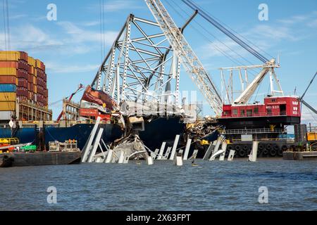 Dundalk (États-Unis d'Amérique). 11 mai 2024. Dundalk (États-Unis d'Amérique). 11 mai 2024. Des barges grues de transport lourd enlèvent des piles de fermes d'acier et des débris de la proue du cargo M/V Dali, les restes du pont Francis Scott Key, effondré, le 11 mai 2024, près de Dundalk, Maryland. Le pont a été heurté par le porte-conteneurs de 984 pieds MV Dali le 26 mars et s'est effondré tuant six travailleurs. Crédit : Christopher Rosario/U. S Army corps/Alamy Live News Banque D'Images