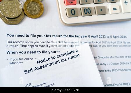 Lettre du HMRC. Avis de remplir une déclaration d'auto-évaluation. Stafford, Royaume-Uni, 28 avril 2024 Banque D'Images
