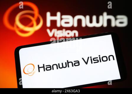 Ukraine. 12 mai 2024. Dans cette illustration photo, le logo Hanwha Vision est vu sur un smartphone et sur un écran de pc. (Photo de Pavlo Gonchar/SOPA images/SIPA USA) *** strictement à des fins éditoriales *** crédit : SIPA USA/Alamy Live News Banque D'Images